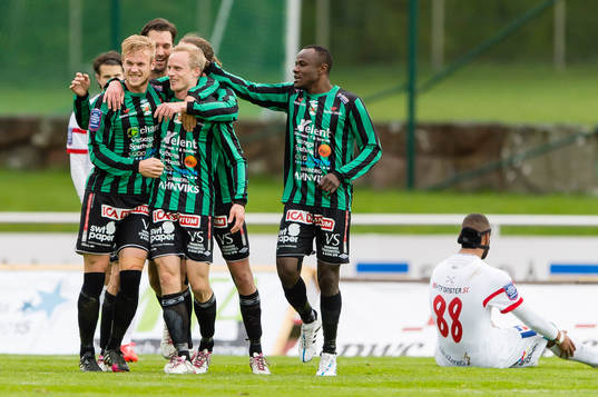 Varbergs Pär Asp gör 2-0 och jublar