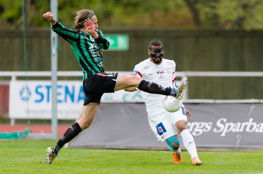 Varbergs David Johannesson och Assyriskas Kyle Konwea