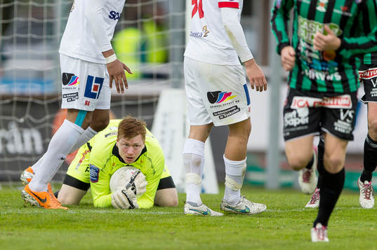 Varbergs målvakt Joakim Wulff räddar