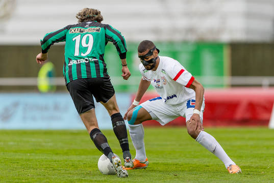 Varbergs David Johannesson och Assyriskas Kyle Konwea