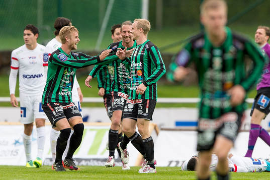 Varbergs Pär Asp (h) jublar och blir grattad av Varbergs