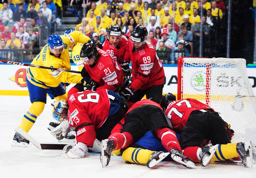 Sveriges Petter Granberg oroar framför Schweiz målvakt
