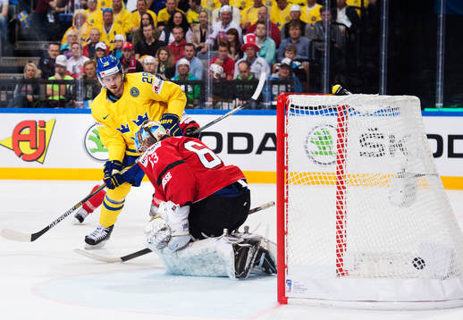 Sveriges Elias Lindholm gör 1-0 bakom Schweiz målvakt