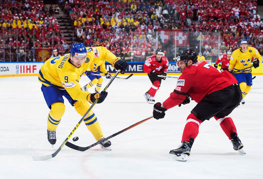 Sveriges Filip Forsberg tar sig förbi Schweiz Mark Streit