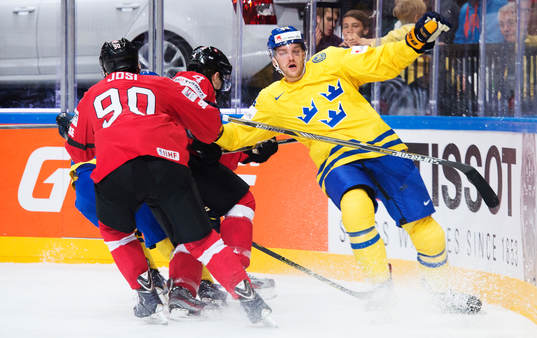Schweiz Roman Josi och Patrick Geering utmanas av Sveriges