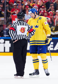 Sveriges Staffan Kronwall pratar med en av huvuddomarna i