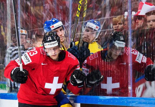 Schweiz Simon Bodenmann tacklar Sveriges Filip Forsberg