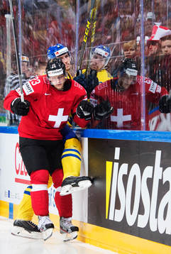 Schweiz Simon Bodenmann tacklar Sveriges Filip Forsberg
