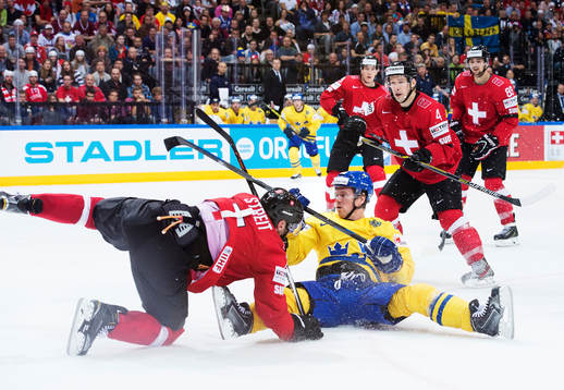 Schweiz Mark Streit faller i en närkamp med Sveriges