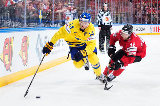 Sveriges Mattias Ekholm tar sig förbi Schweiz Matthias