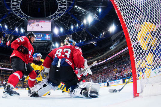 Sveriges Filip Forsberg (t h) skjuter in det