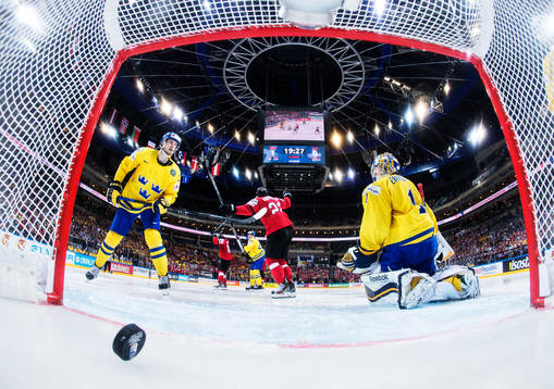 Sveriges Oliver Ekman Larsson och målvakt Jhonas Enroth