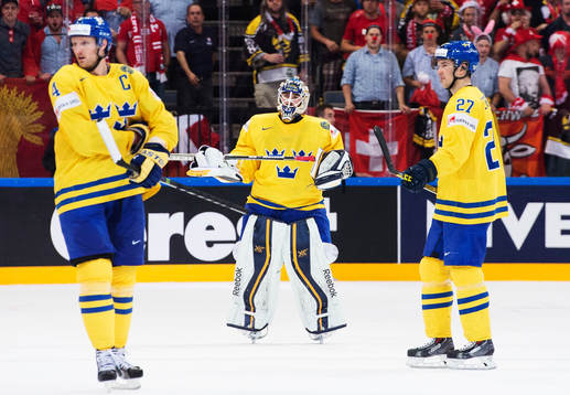 Sveriges Staffan Kronwall, målvakt Jhonas Enroth och
