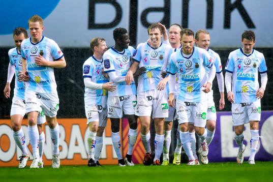 Gefles Johan Oremo , nr9, jublar med lagkamraterna