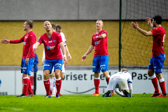 Helsingborgs spelare deppar med Mattias Lindström i mitten