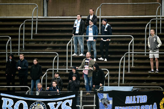 En liten skara Gefle-supportrar
