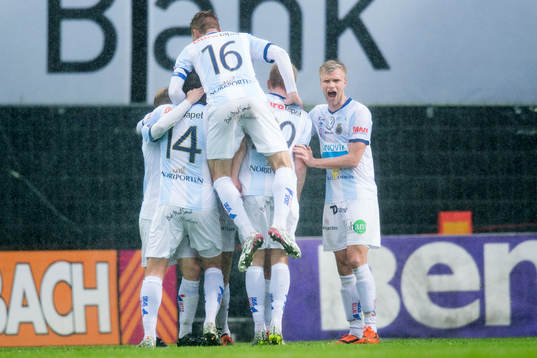 Gefles Johan Oremo firas av bl.a Robin Nilsson (vänd mot