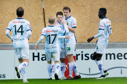 Gefles Johan Bertilsson (mitten, vänd mot kameran) kramas