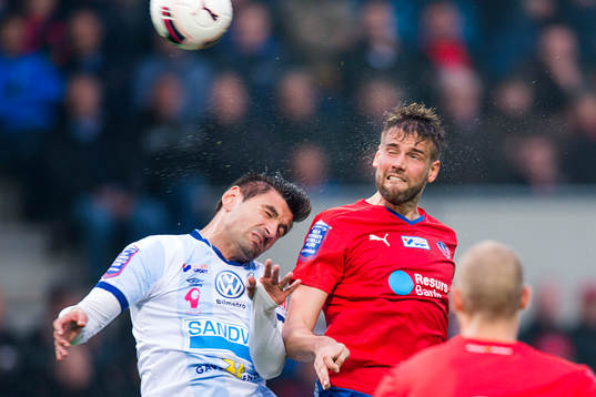 Helsingborgs Mikael Dahlberg i nickduell med Gefles Ilir