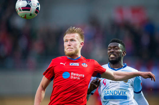 Helsingborgs Johan Mårtensson jagas av Gefles Dioh Williams