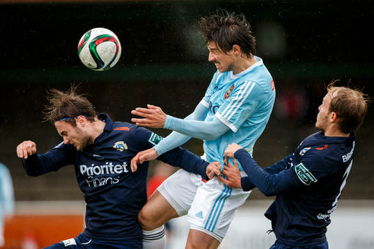 Brommapojkarnas Gabriel Petrovic i en nickduell med