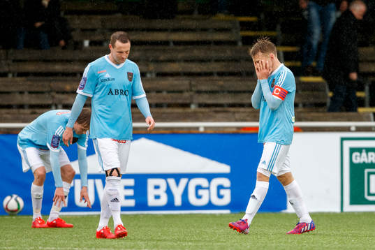 Brommapojkarnas Fredrik Stoor och Jacob Une Larsson deppar