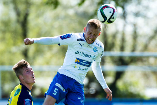 Värnamos Tobias Englund nickar