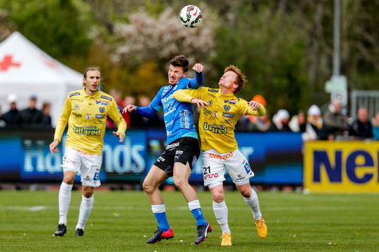 Halmstads Shkodran Maholli och Falkenbergs Dan Keat i en
