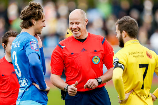 Matchens domare Martin Hansson före fotbollsmatchen i