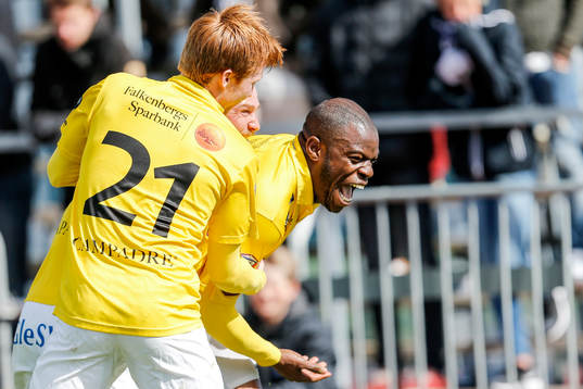 Falkenbergs Dan Keat och Junaid Sait jublar