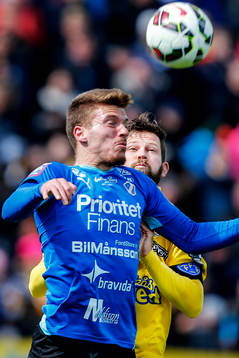 Falkenbergs David Svensson i en nickduell med Halmstads