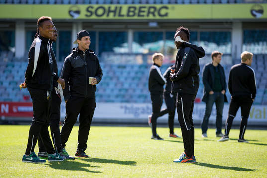 Örebro spelare, mitten Nordin Gerzic, inne och känner på