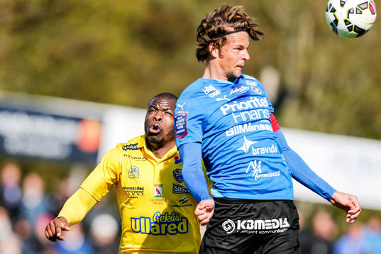 Falkenbergs Junaid Sait i en nickduell med Halmstads