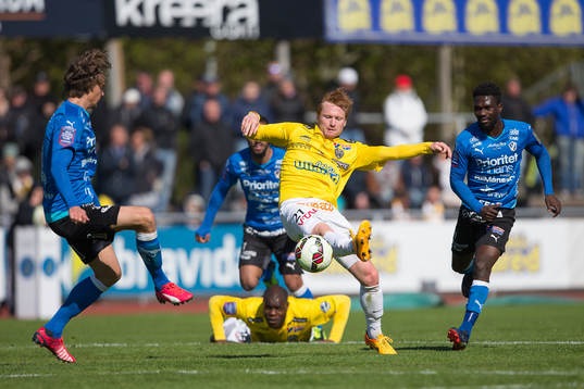 Falkenbergs Dan Keat med bollen