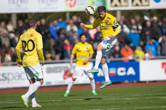 Falkenbergs David Svensson med bollen
