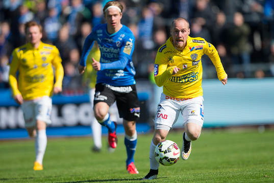 Falkenbergs Christoffer Carlsson jagar bollen