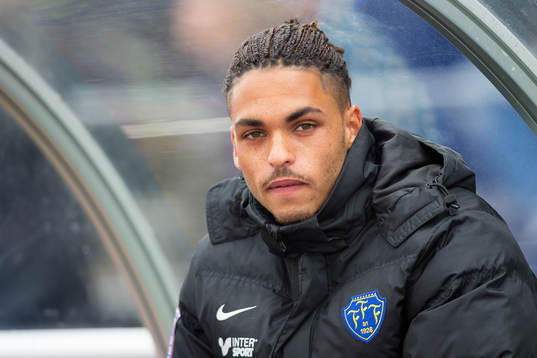 Falkenbergs Alexander Jakobsen sitter i avbytarbåset före