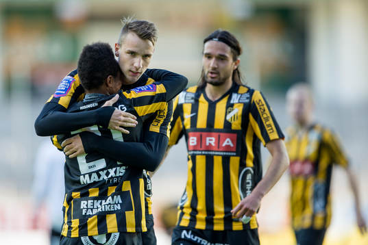 Häckens Nasiru Mohammed kramas om av Jasmin Sudic
