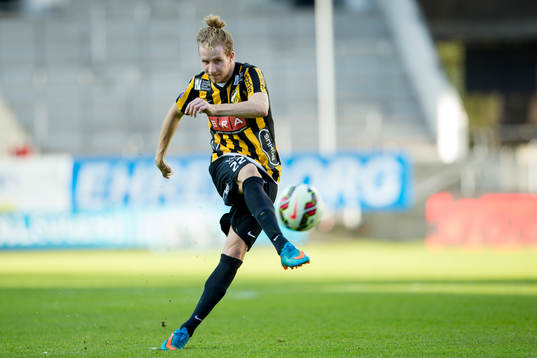 Häckens Samuel Gustafson skjuter 2-0 på frispark