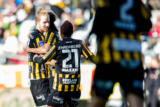 Häckens Samuel Gustafson kramas om