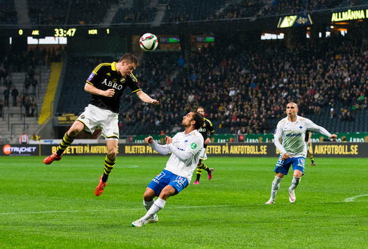 s Haukur Hauksson med en nick över Norrköpings Nikola
