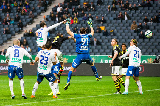 s Sauli Väisänen nickar in 2-1 för AIK