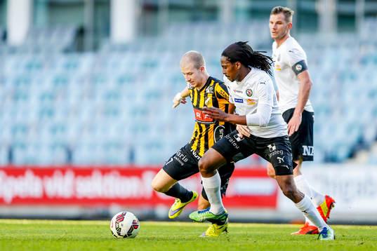 Häckens Simon Gustafson och Örebros Ayanda Nkili
