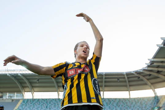 Häckens Samuel Gustafson tackar klacken