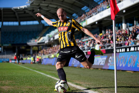Häckens Simon Gustafson slår en hörna