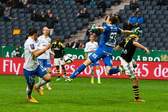 Norrköpings målvakt David Mitov Nilsson gör sig stor och