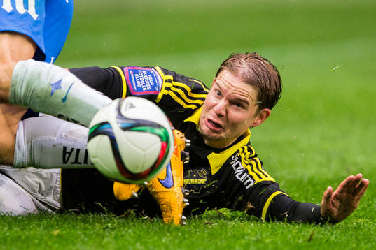 s Johan Blomberg med en glidtackling