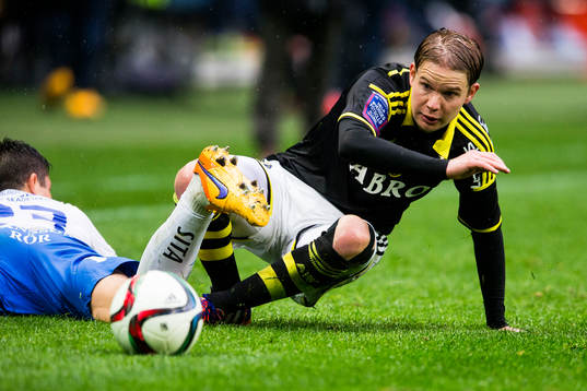 s Johan Blomberg med en glidtackling
