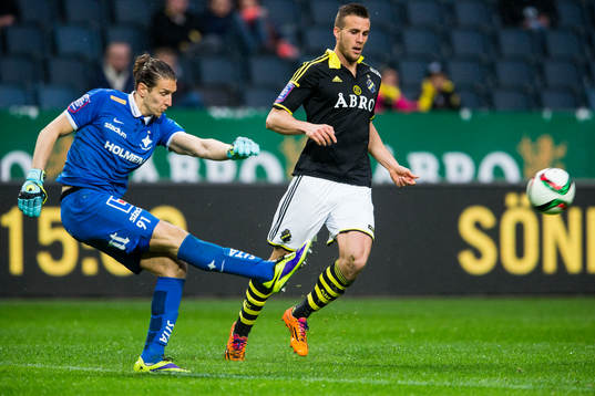 Norrköpings målvakt David Mitov Nilsson med en utspark