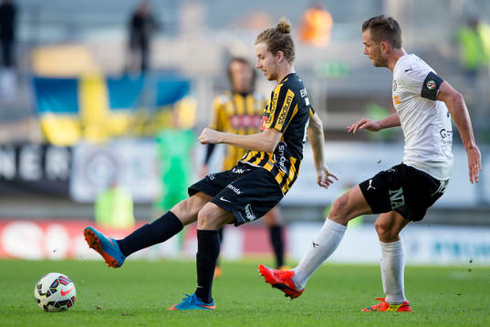 Häckens Samuel Gustafson med Örebros Robert Åhman